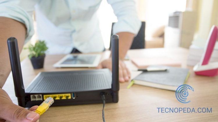 Hombre conectado un cable de red al router