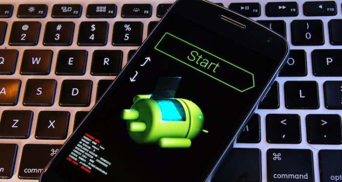 Android Bootloader Móvil android en modo bootloader sobre el teclado de un portátil