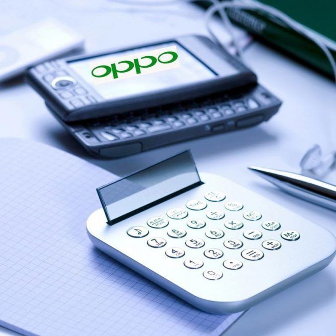 Oppo Oppo Smartphone junto a una calculadora sobre un cuaderno