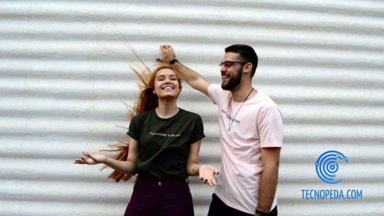 Pareja posando para una foto