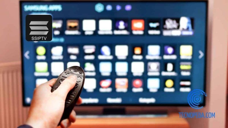 Mano utilizando un mando de televisor