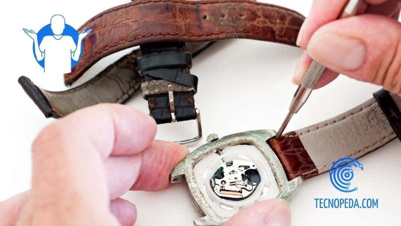 Técnico cambiando las correas de un reloj