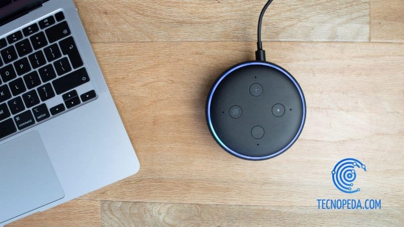 Amazon Alexa Echo Dot conectado a un portátil