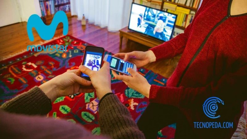 Familia comprobando la oferta de movistar