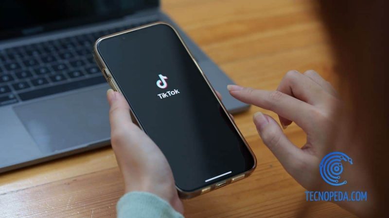 Entrando en la app de tiktok en el móvil