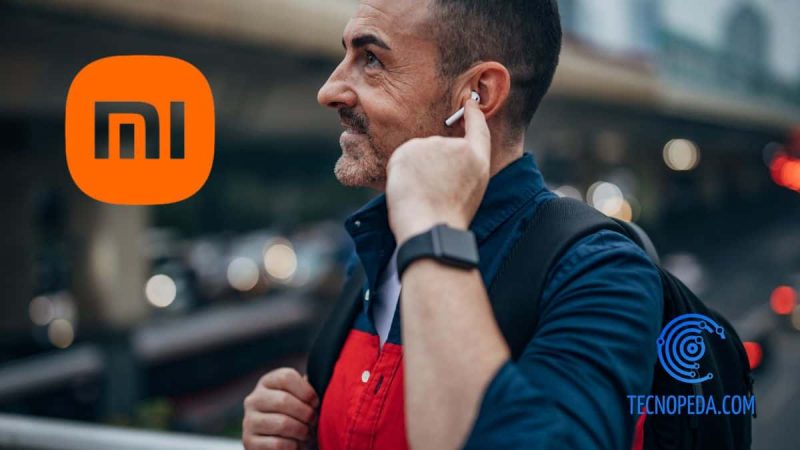 Hombre con unos auriculares xiaomi