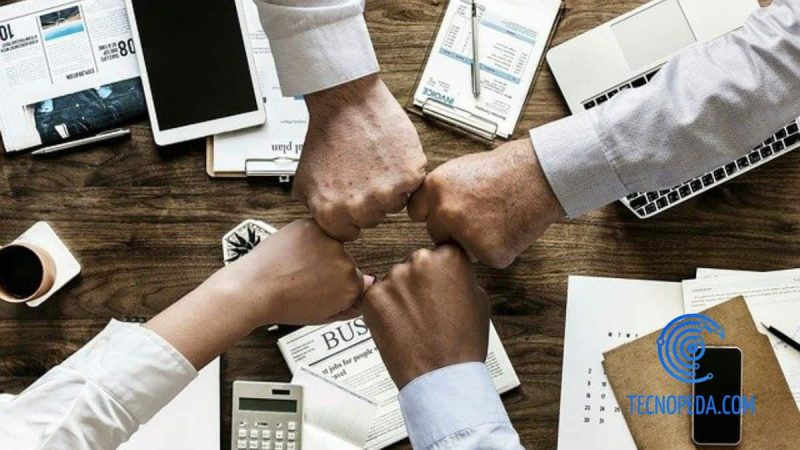 Compañeros de trabajo chocando puños