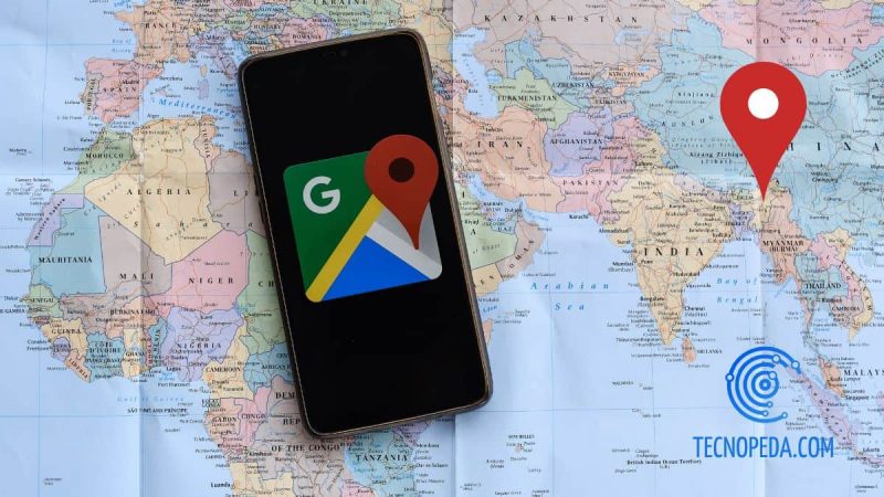 Móvil con Google Mpas sobre mapa mundi