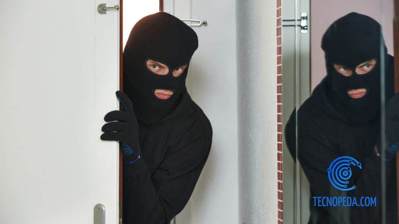 Ladrón entrando en una casa