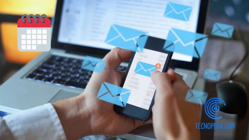 Persona enviando un mail desde el móvil