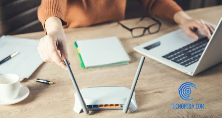 Mujer cambiando la contraseña del router