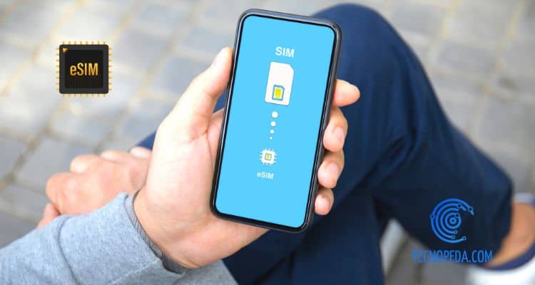 Mano de un hombre con un móvil conectando una eSIM a la red de la operadora