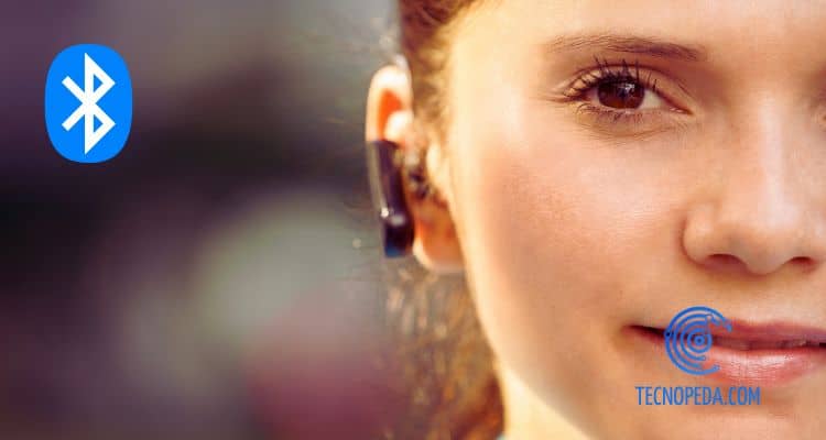 Primer plano de la cara de una mujer con unos auriculares bluetooth multipunto