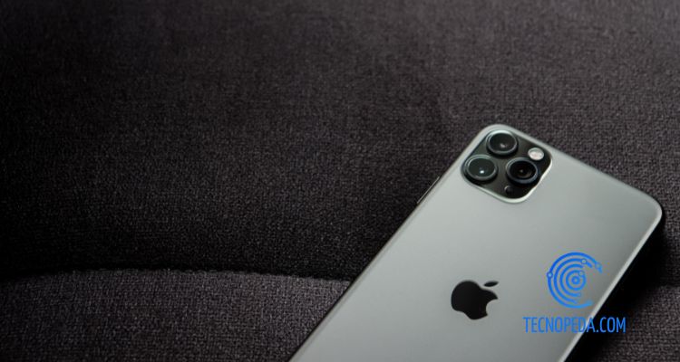 Imagen de la trasera de un iphone sobre fondo negro