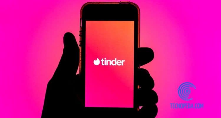 Badoo o Tinder: Logo de tinder en un móvil