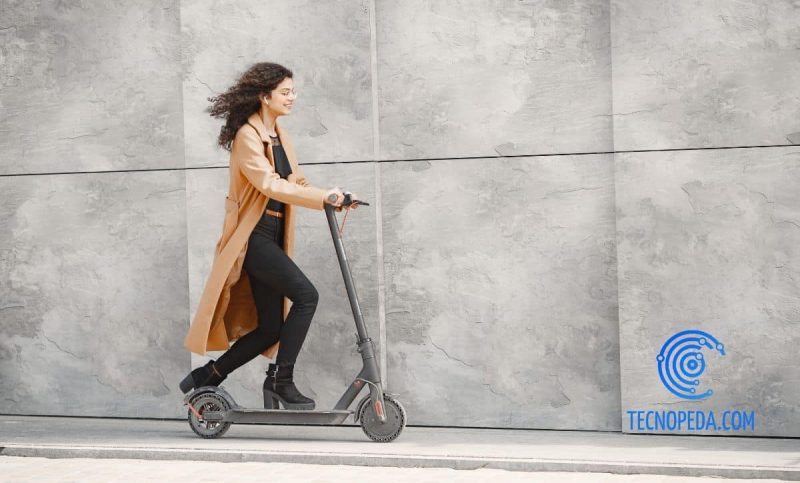 Mujer circulando en patinete eléctrico