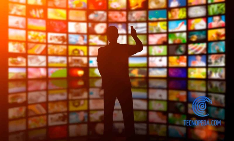 Persona seleccionando canales en una pantalla gigante