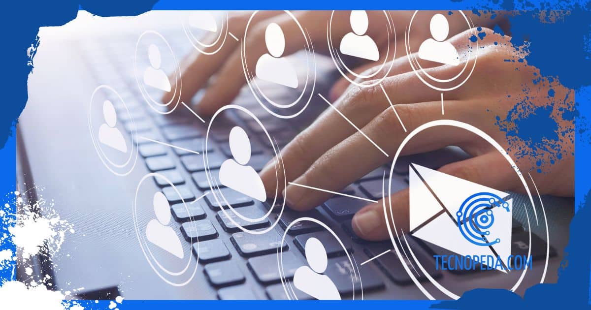 Persona tecleando en un portátil campañas de email marketing
