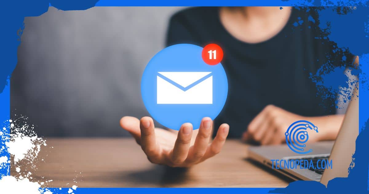 Persona que sostiene en su mano un icono de email con notificaciones