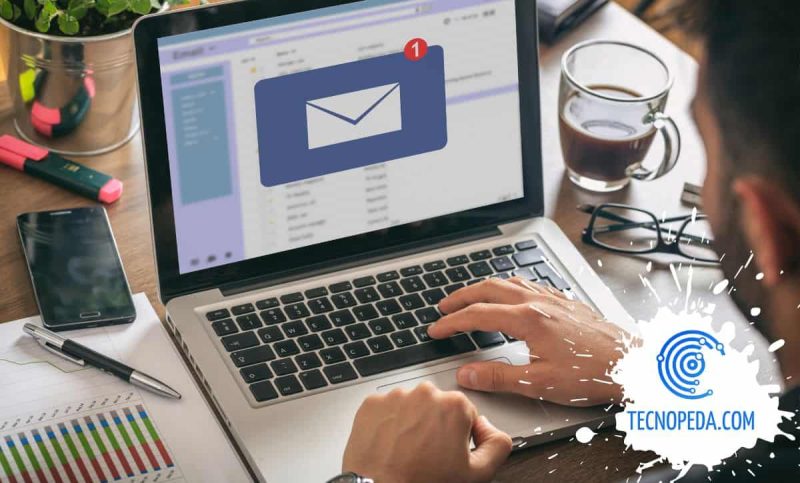 Persona escribiendo un email en el ordenador