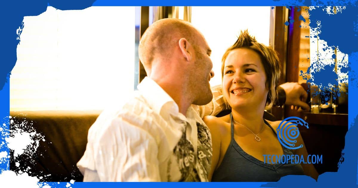 pareja en un bar pareja riéndose en un bar