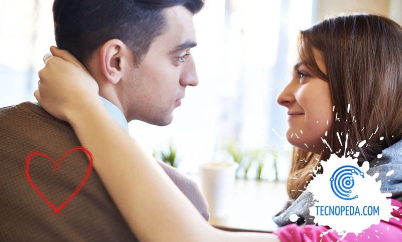 Pareja heterosexual en actitud cariñosa