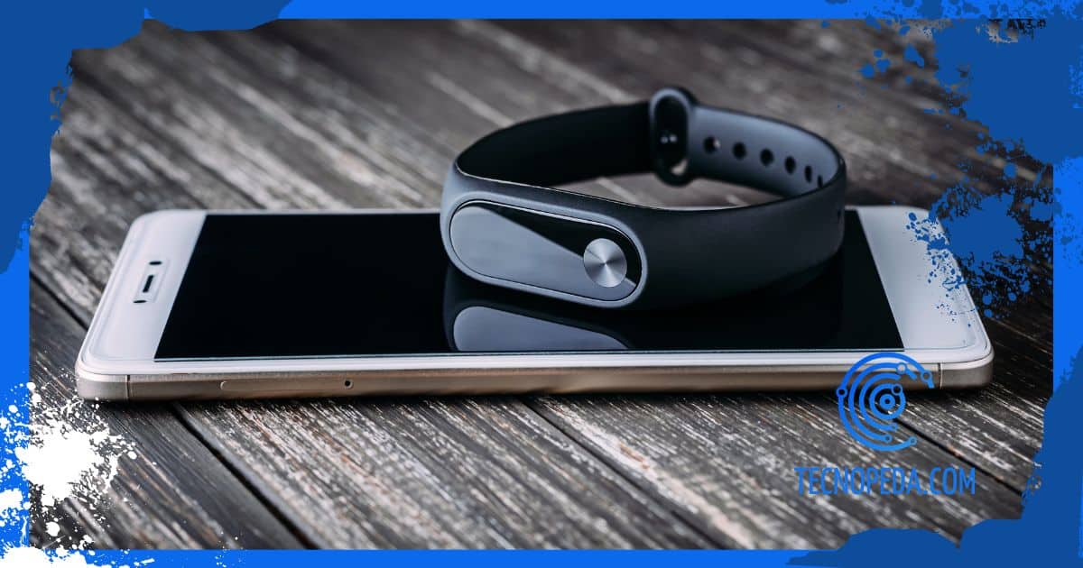 pulsera inteligente Fitbit sobre un móvil