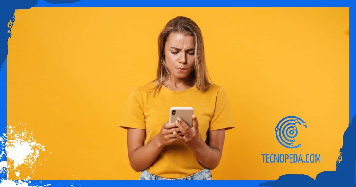 Mujer que está quitando los datos móviles