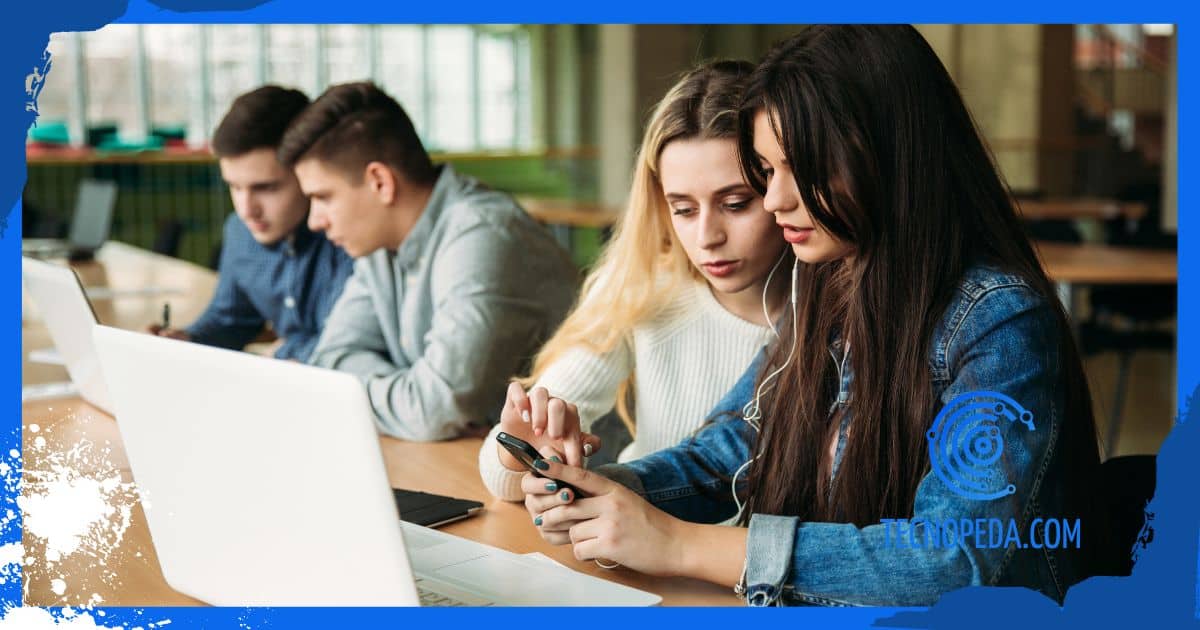 Estudiantes trabajando conectados a Eduroam