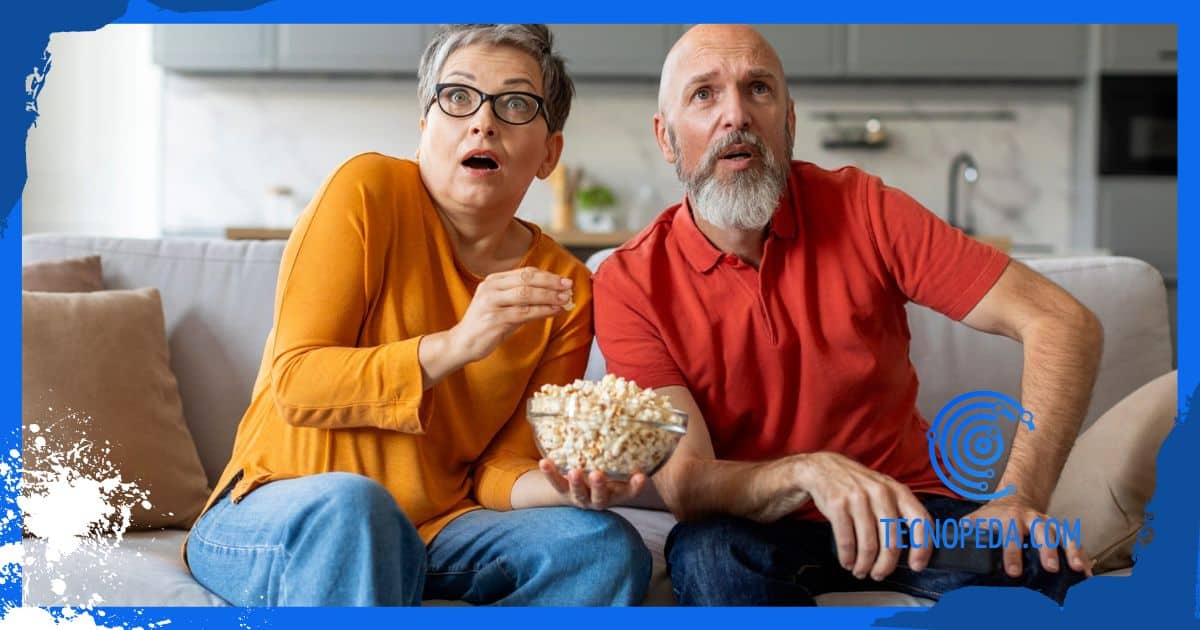Pareja viendo la tv con palomitas