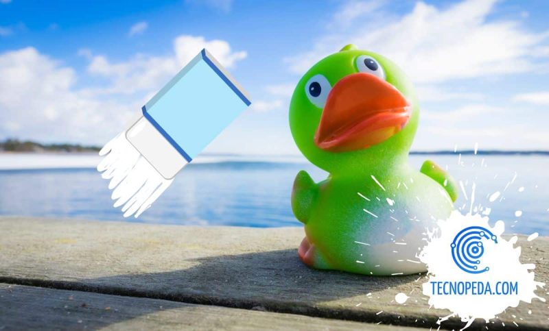 Fotografía de un patito de goma con una goma de borrar borrando el fondo