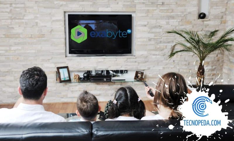 Familia viendo Exabyte TV en la televisión