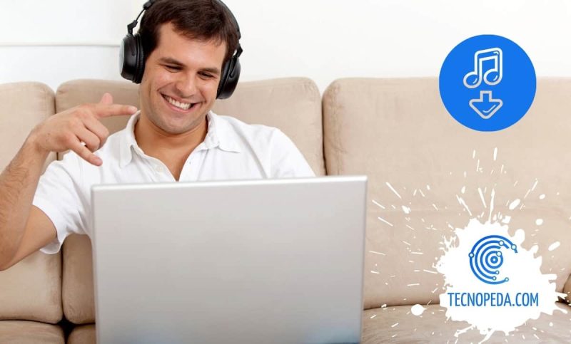 Hombre con auriculares escuchando música en el portátil
