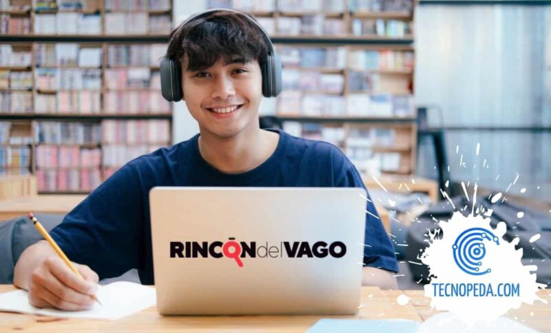 Joven estudiante con un portátil del Rincón del Vago