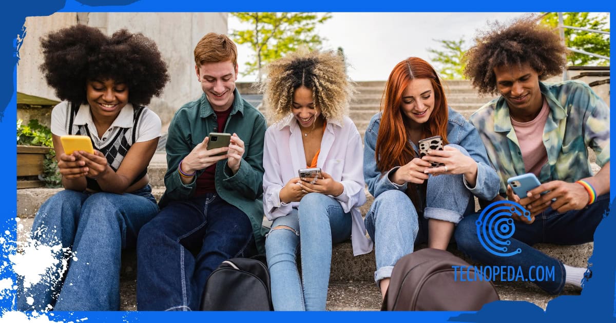 jóvenes sentados mirando redes sociales con el móvil