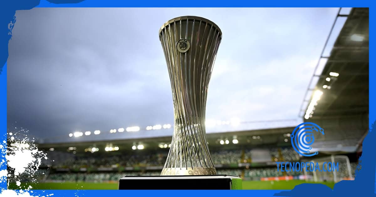 Trofeo de la Conference League que se disputan Betis y Chelsea