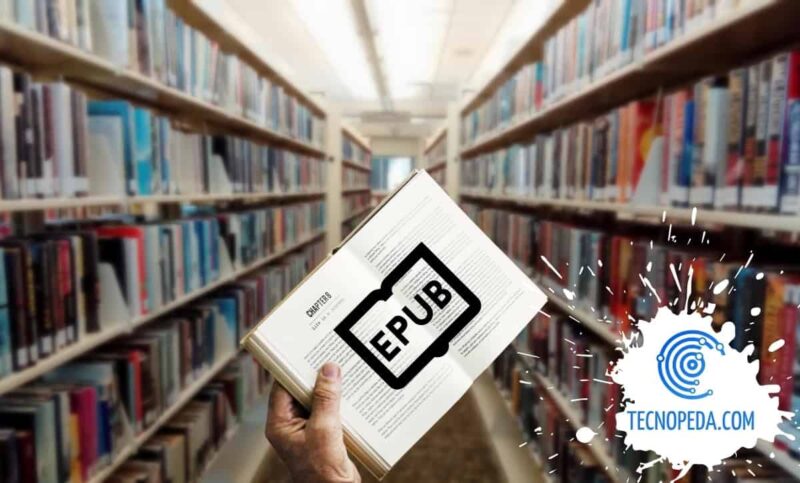 Una persona sostiene un libro abierto en uan biblioteca